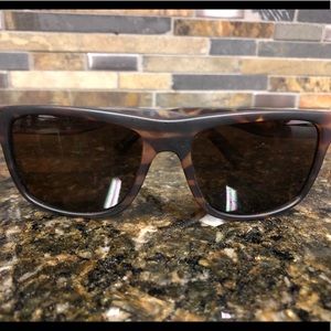 Electric swingarm polarized